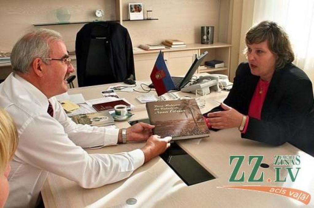 Dienvidamerikas Latviešu biedrības valdes priekšsēdētāja Daina Gūtmane no Novaodesas Brazīlijā Andrim Rāviņam uzdāvināja grāmatu par pilsētas vēsturi, disku ar eksprezidentes Vairas Vīķes-Freibergas vizītes fotogrāfijām un personīgu dāvinājumu, lai būtu vieglāk pārlaist auksto ziemu.
Autors: Agris Samcovs.