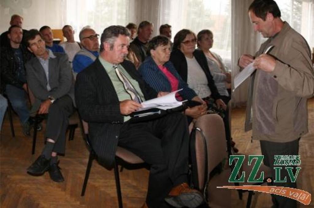 SIA «E Daugava» projektu vadītājs Andris Uļjanovs klātesošajiem stāsta par uzņēmuma iecerēm.
Autors: Inga Karlinska.