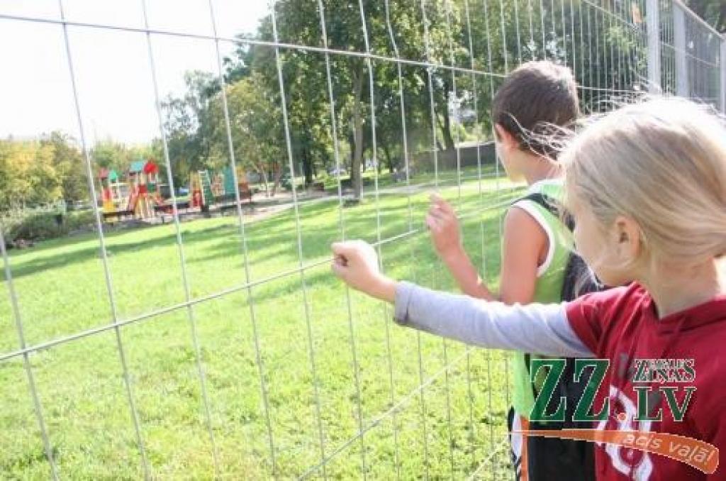 Ozolskvēra bērnu rotaļu laukums mazajiem apmeklētājiem pagaidām slēgts, jo līdz oktobra vidum paredzēta teritorijas labiekārtošana.
Autors: Agris Samcovs.