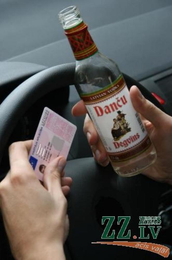 Ne liels naudassods, ne sēdēšana aiz restēm daudzus braucējus nebiedē. Pieķerto dzērājšoferu skaita ziņā Jelgava ierindojusies «godpilnajā» trešajā vietā valstī.
Autors: Inga Karlinska.