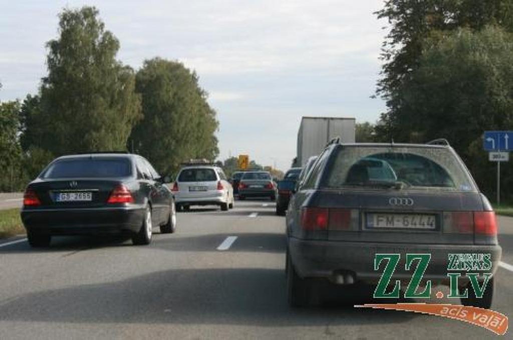 Lielākie sastrēgumi uz šosejas Rīgas virzienā veidojas rītos ap pulksten 8.30, bet pretējā virzienā kustība parasti notiek raitāk jebkurā diennakts laikā. Ar ceturtdienu gan situācijai vajadzētu uzlaboties, jo uz Rīgu paredzēts veidot divu joslu kustību.
Autors: Inga Karlinska.