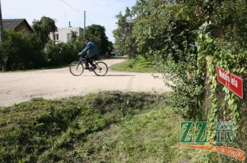Uz «Ziņu» jautājumu, kad Madaru ielas krustojumā ar Emīla Dārziņa ielu plānots ierīkot caurtekas, pašvaldības aģentūras «Pilsētsaimniecība» direktors Andrejs Baļčūns pagājušajā ceturtdienā atbildēja, ka darbus īstenos «visdrīzākajā laikā». Vēl otrdien Madaru ielā īpašu rosību vēl nemanīja.
Autors: Agris Samcovs.