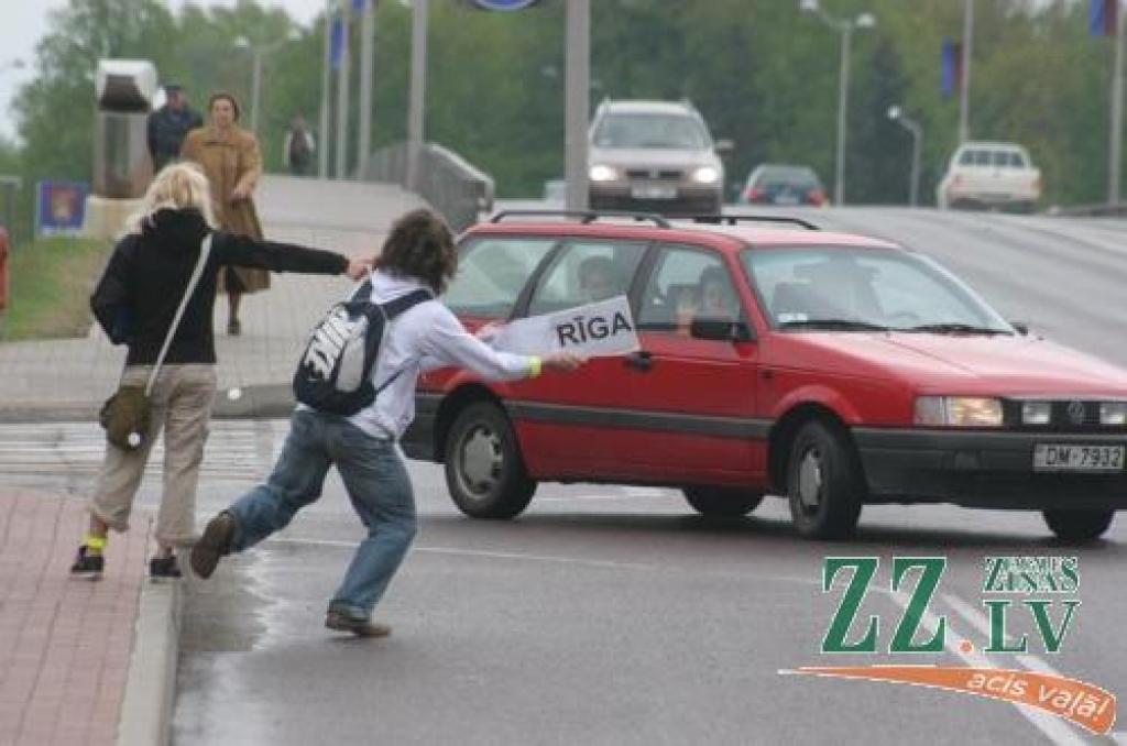 Nav datu, cik skolēnu un studentu brauc ar gadījuma automašīnām, taču bērnu tiesību speciālisti lēš, ka vismaz reizi mūžā ikviens no viņiem pārvietojies ar «stopiem».
Autors: Agris Samcovs.
