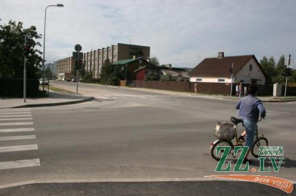 Var teikt, ka šovasar Satiksmes ielas mikrorajona iedzīvotāju ikdiena aizritēja putekļu mākoņu un kanalizācijas smaku zīmē, taču pēc vairākkārtējas pārrakšanas ar SIA «Jelgavas ūdens» moderno televīzijas inspekcijas aparatūru konstatēts, ka caurules sešu metru dziļumā izkārtotas precīzi un nododamas ekspluatācijā.
Autors: Agris Samcovs.