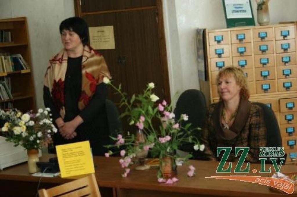 Pārlielupes bibliotēkā sanākušos ar savu daiļradi iepazīstināja Jelgavas dzejas kluba «Pieskāriens» dalībnieces Rasma Urtāne (no labās) un Vaira Polmane.
Autors: Agris Samcovs.