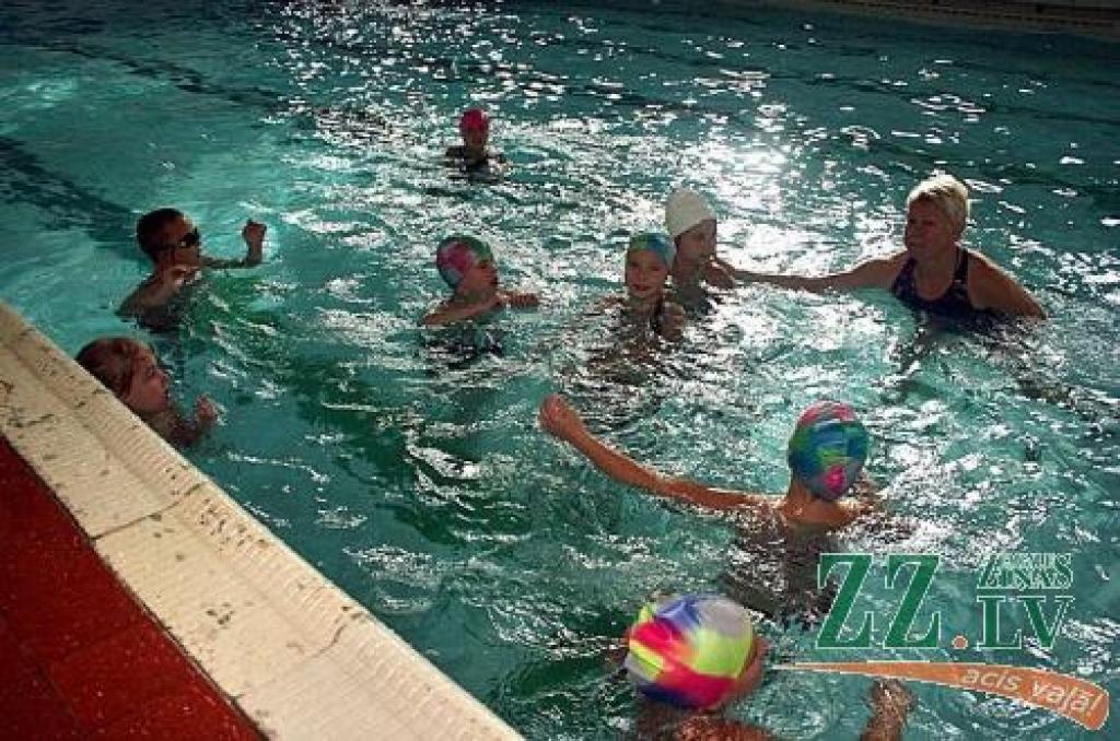 Pirmie šajā sezonā LLU peldbaseina ūdens kvalitāti iemēģina 5.vidusskolas otrklasnieki.
Autors: Agris Samcovs.