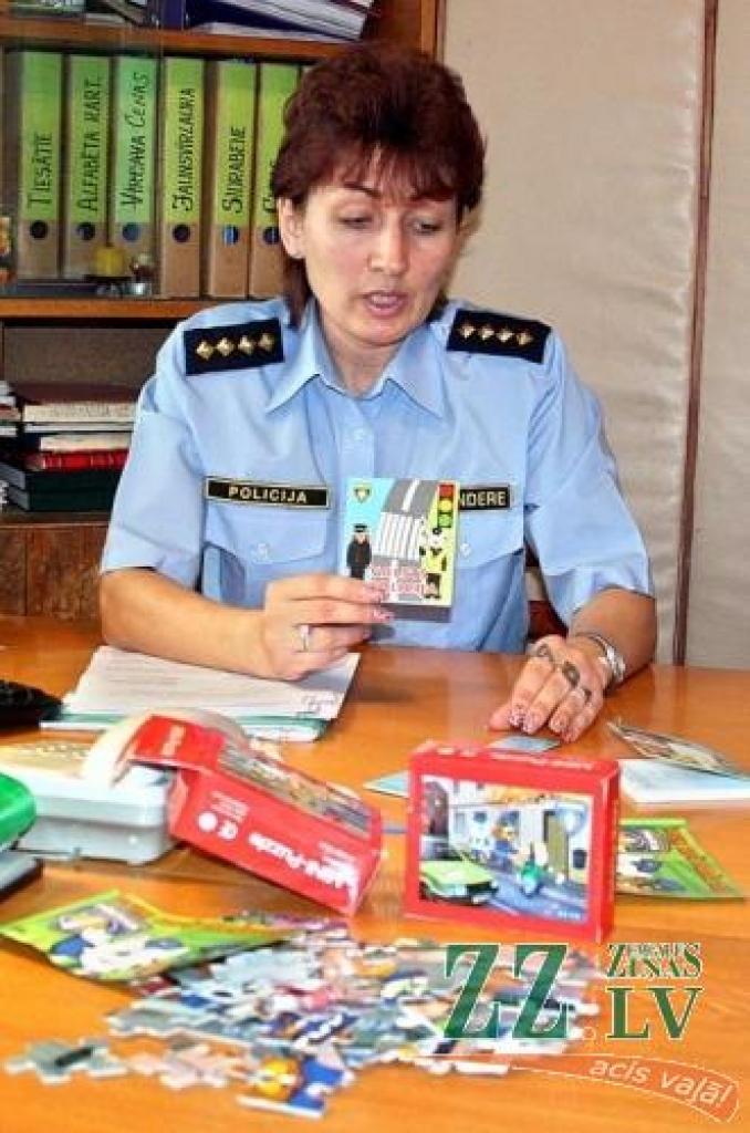 «Galvenais, ko vēlamies pateikt, ir – bērni daudz zina, tomēr brīžiem to neievēro, jo domā, ka ar viņiem nekas slikts nevar notikt. Taču tas var atgadīties ar jebkuru. Jābūt piesardzīgiem un uzmanīgiem,» akcijas nepieciešamību pamato T.Flandere.
Autors: Lāsma Antoneviča.