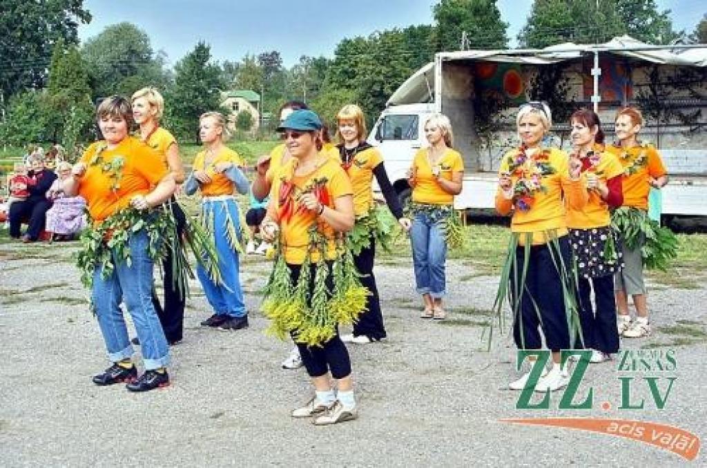Priekšnesumu sniedz pirmsskolas izglītības iestādes «Zīlīte» komanda. Zaļajā cepurītē - viena no makšķerēšanas sacensību uzvarētājām Dace Cabe.
Autors: Linda Lindenbauma.