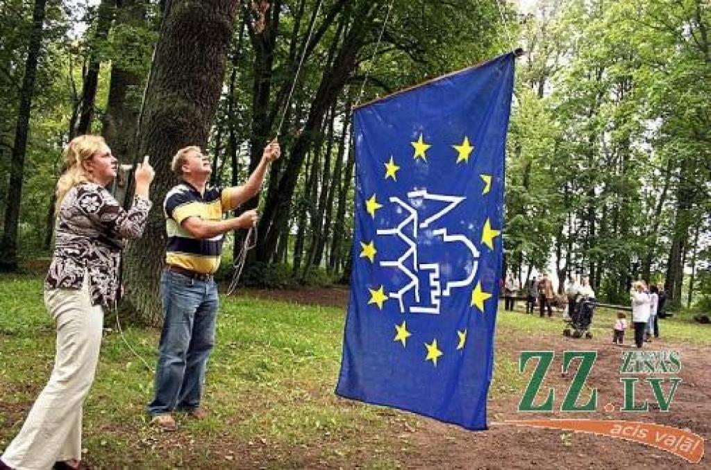 Eiropas kultūras mantojuma dienu karogu Jāņkalniņā uzvelk Zaļenieku pagasta padomes speciāliste attīstības un projektu realizēšanas jautājumos Elza Puķīte un izpilddirektors Agris Buka.
Autors: Agris Samcovs.