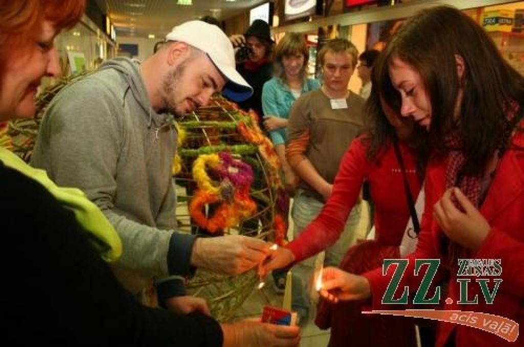 Izstāde tika atklāta ar svecītes iedegšanu.
Autors: Agris Samcovs.