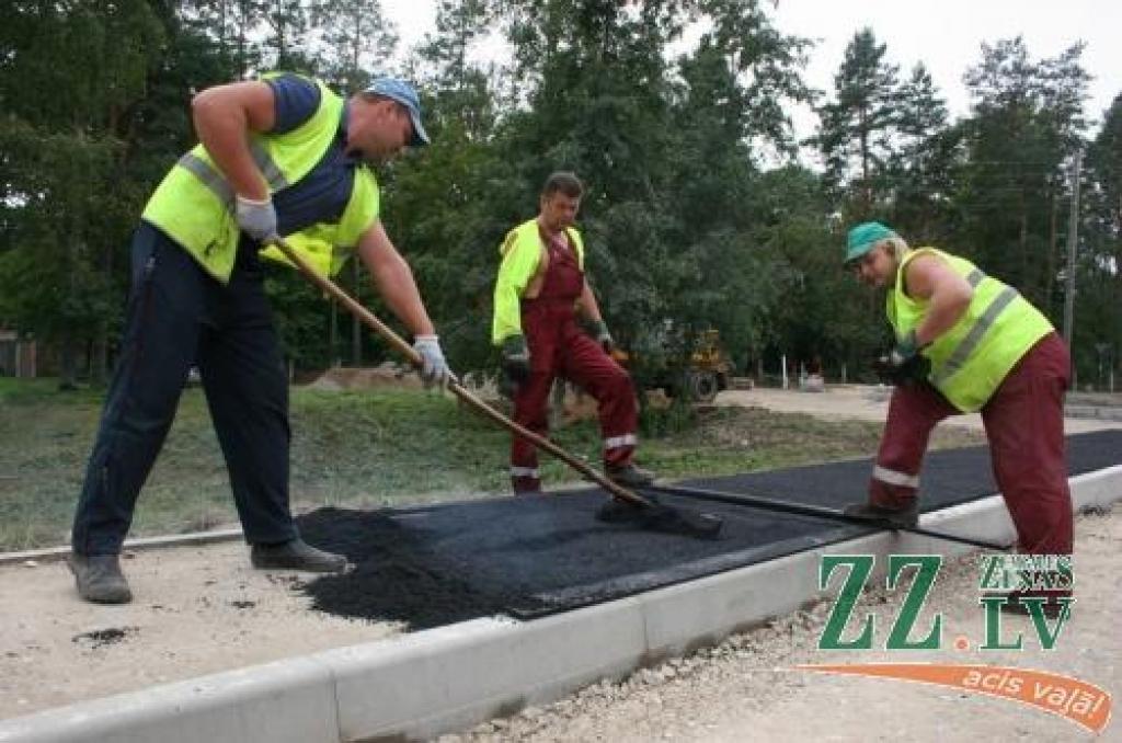 Plānots, ka līdz septembra beigām brauktuvei aptuveni četrarpus tūkstošu kvadrātmetru platībā jābūt pilnībā atjaunotai.
Autors: Agris Samcovs.