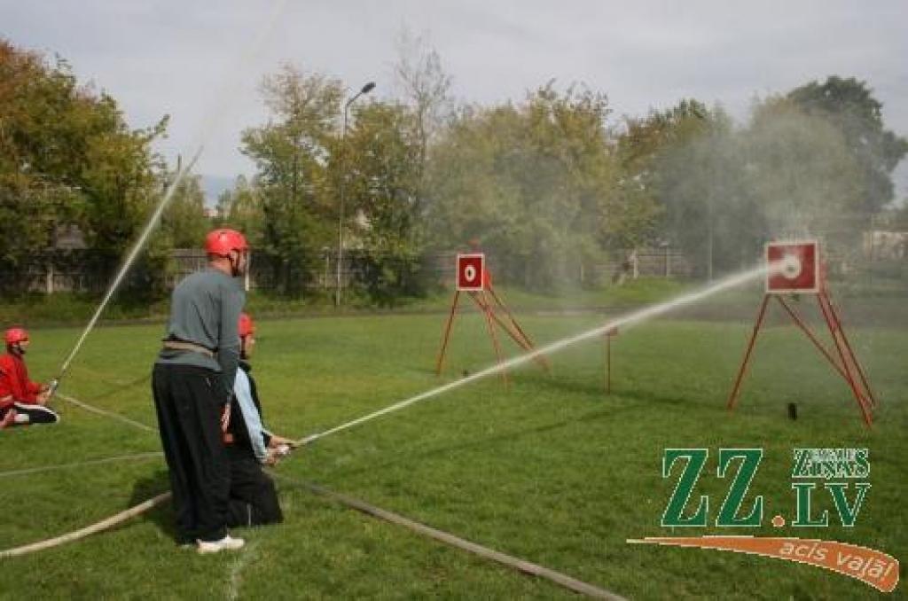 Trāpīt ūdens strūklu piecus metrus attālajā mērķī nav viegls uzdevums.
Autors: Inga Karlinska.