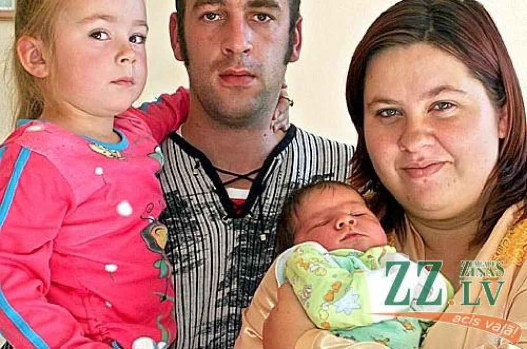 Norvaišu ģimene ar jaundzimušo meitiņu Megiju.
Autors: Agris Samcovs.