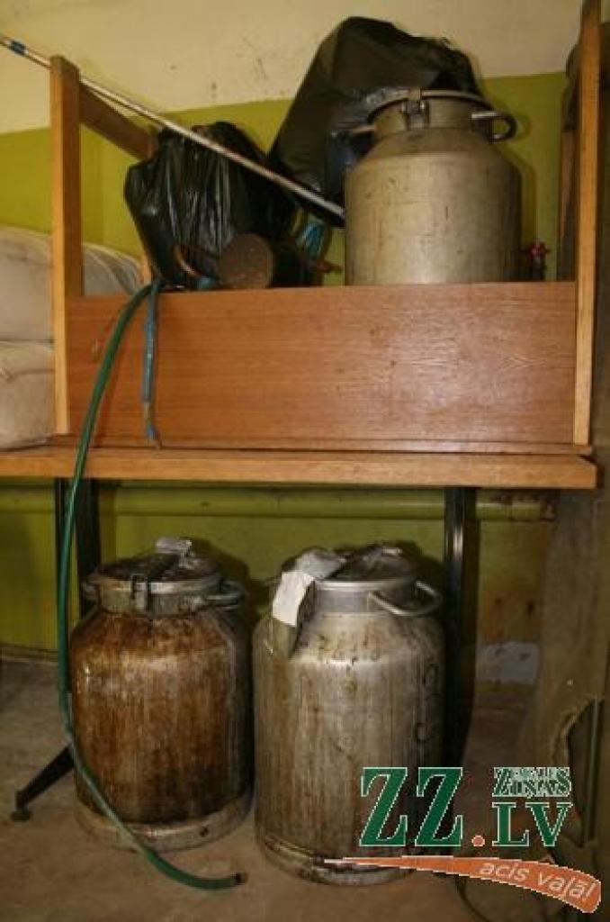 Policija joprojām aicina iedzīvotājus ziņot par nelegālā alkohola tirdzniecības vietām, zvanot pa uzticības tālruni 3004233.
Autors: Inga Karlinska.