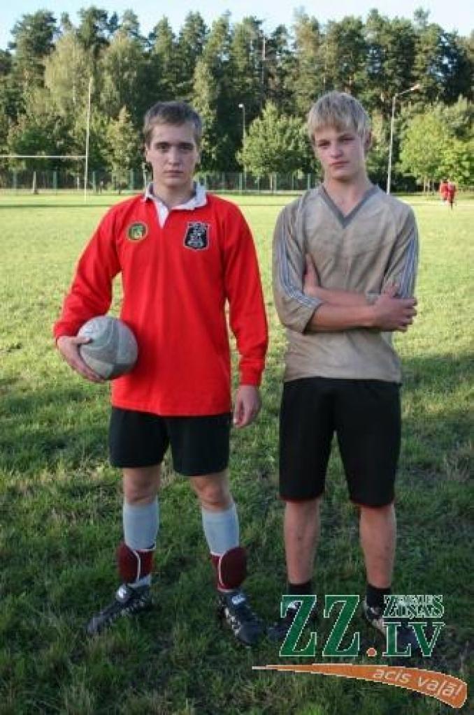 Pēc septiņu mēnešu treniņiem divi Jelgavas kluba «Aļņi» regbisti Svjatoslavs Jankovskis (no kreisās) un Ritvars Kinstlers jau izpelnījušies speciālistu novērtējumu un uzaicināti spēlēt Latvijas U-17 izlasē.
Autors: Agris Samcovs.