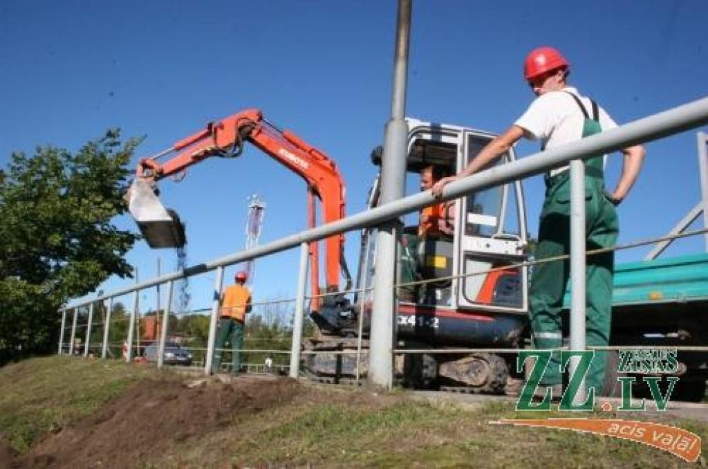 Lai top gaisma - jau drīzumā tilts pār dzelzceļu naktīs atkal kļūs gaišs.
Autors: Agris Samcovs.