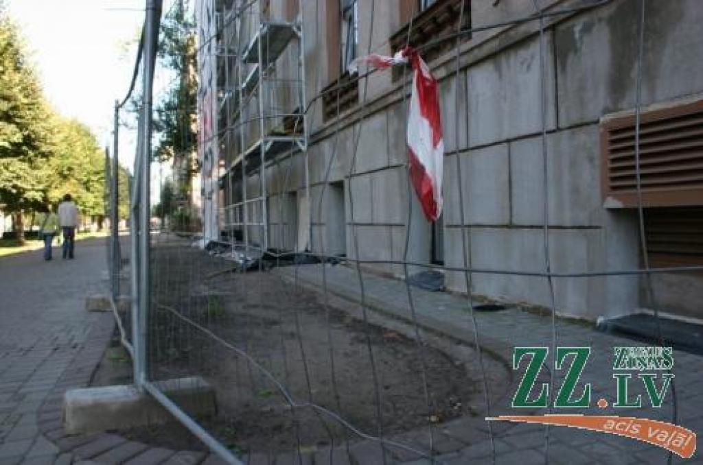 Dobe iepretim Jelgavas Domei pēdējo gadu laikā vairākkārt pieredzējusi pārmaiņas, taču pilsētas saimnieki nezina teikt, cik kopš 2000.gada izmaksājuši tur dēstītie un pēc kāda laika atkal laukā ņemtie apstādījumi.
Autors: Agris Samcovs.