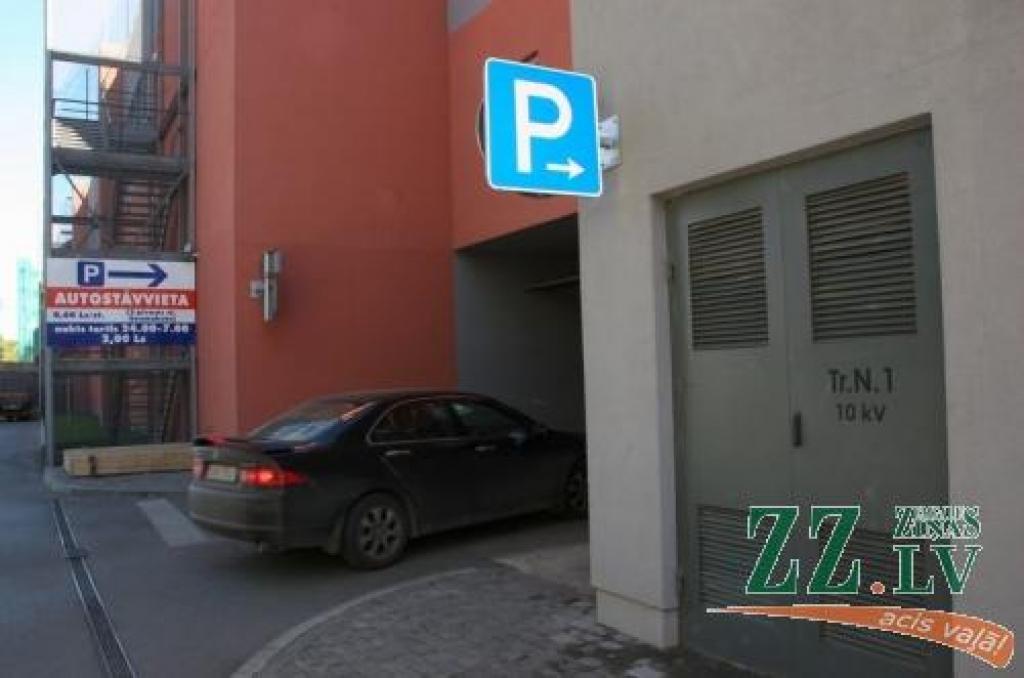 Apsardzes firmas pārstāvji nenoliedz, ka šad tad «Pilsētas pasāžas» pazemes stāvvietā rodas problēmas ar automātiku – aparāts neatpazīst pirms laika izdrukāto čeku. Tādēļ šoferīšiem nākas sastapties ar zināmām neērtībām.
Autors: Agris Samcovs.