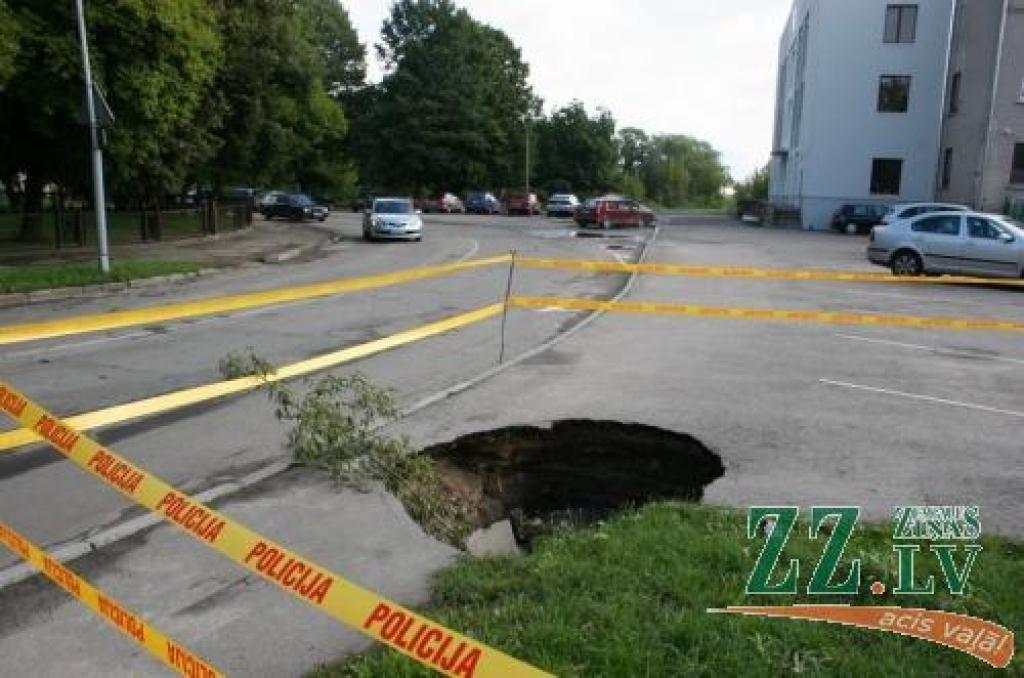 Pašvaldības aģentūra «Pilsētsaimniecība» apsolījusi bīstamo bedri likvidēt.
Autors: Agris Samcovs.