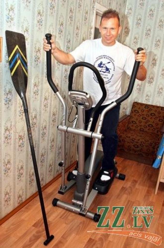 Jurijs Seļezņovs mājās uz trenažiera.
Autors: Agris Samcovs.