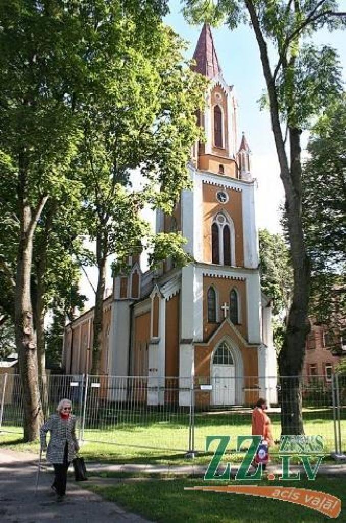 Ideja par baznīcas zvanu torņa iztaisnošanu Sv. Vienības draudzē virmo jau kopš deviņdesmito gadu vidus. Taču līdz šim šie projekti nav saņēmuši ne valsts, ne pašvaldības atbalstu.
Autors: Agris Samcovs.