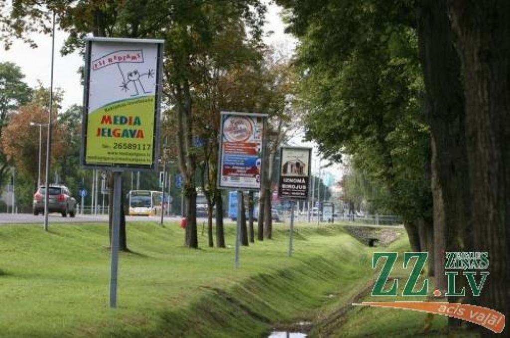 Kopš pēdējām Saeimas vēlēšanām drīz būs pagājis gads. Tad augstākās valsts pretkorupcijas un revīzijas iestādes sniegs savus ziņojumus, vai politiķu reklamēšanās Rīgas ielā tikai neilgi pirms vēlēšanām izvietotajos stendos bijusi likumīga.
Autors: Agris Samcovs.