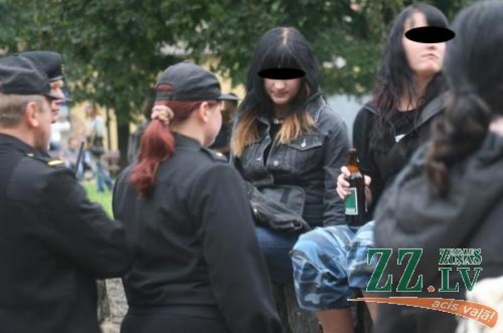 Apzināti vai nē, taču jauniete ir izdarījusi administratīvo pārkāpumu, atrodoties sabiedriskā vietā ar atvērtu alkohola pudeli. Pašvaldības policijas darbinieki alus pudeli iemeta atkritumu tvertnē, bet naudassodu aizstāja ar brīdinājumu.
Autors: Inga Karlinska.