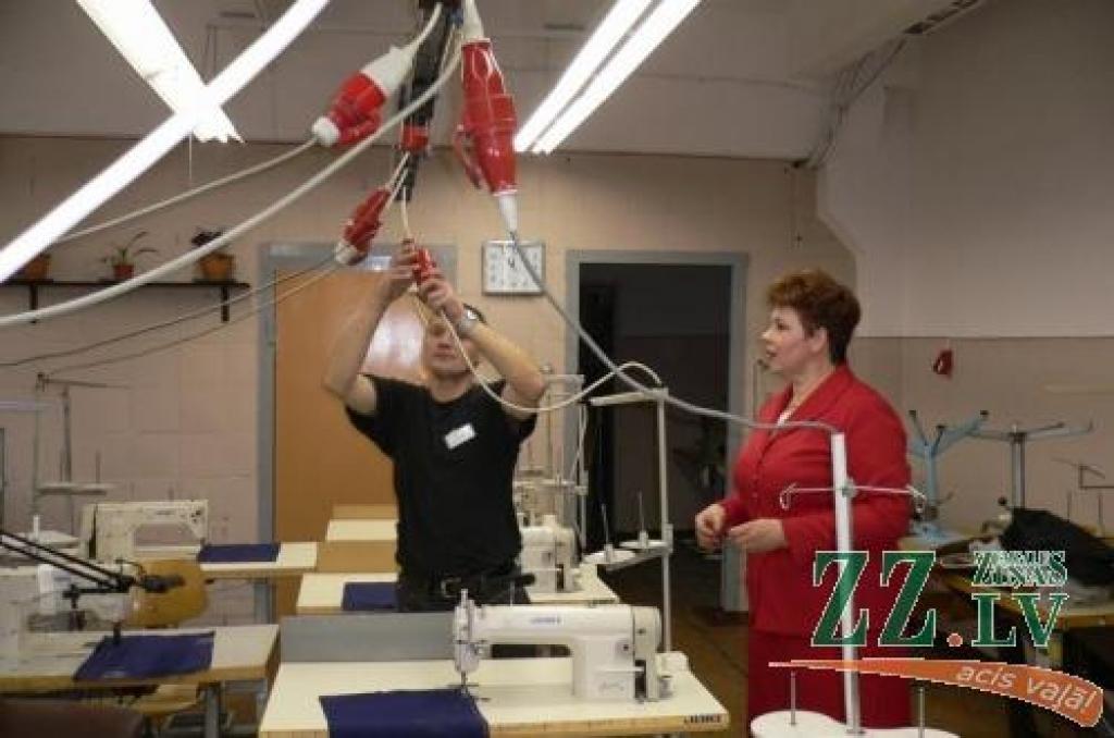 Cietuma elektriķis notiesātais Uldis Vadapols un Tukuma firmas «Sakta» līdzīpašniece Larisa Koļesņikova Pārlielupes cietuma jaunajā šūšanas cehā.
Autors: No Pārlielupes cietuma arhīva.