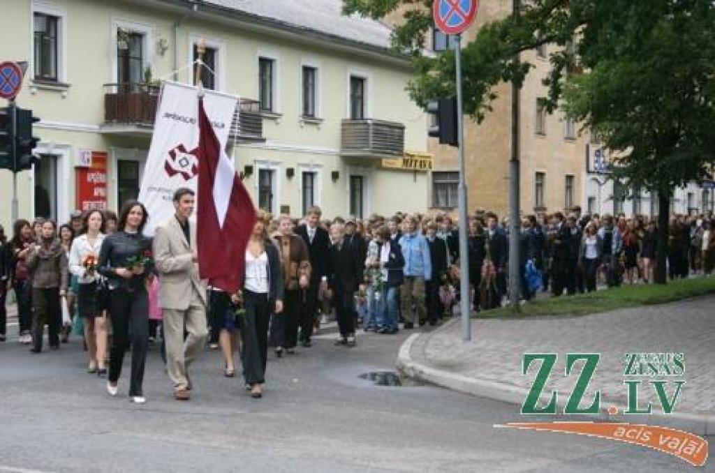 Spīdolas ģimnāzijas skolēni mācību gadu sāk ar tradicionālo gājienu.
Autors: Inga Karlinska.