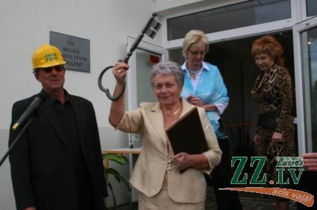 Jaunsvirlaukas pagasta priekšsēdētāja Inta Savicka klātesošajiem demonstrē no SIA «Slokas celtnieks» valdes priekšsēdētāja Ērika Piļkas saņemto simbolisko atslēgu.
Autors: Agris Samcovs.