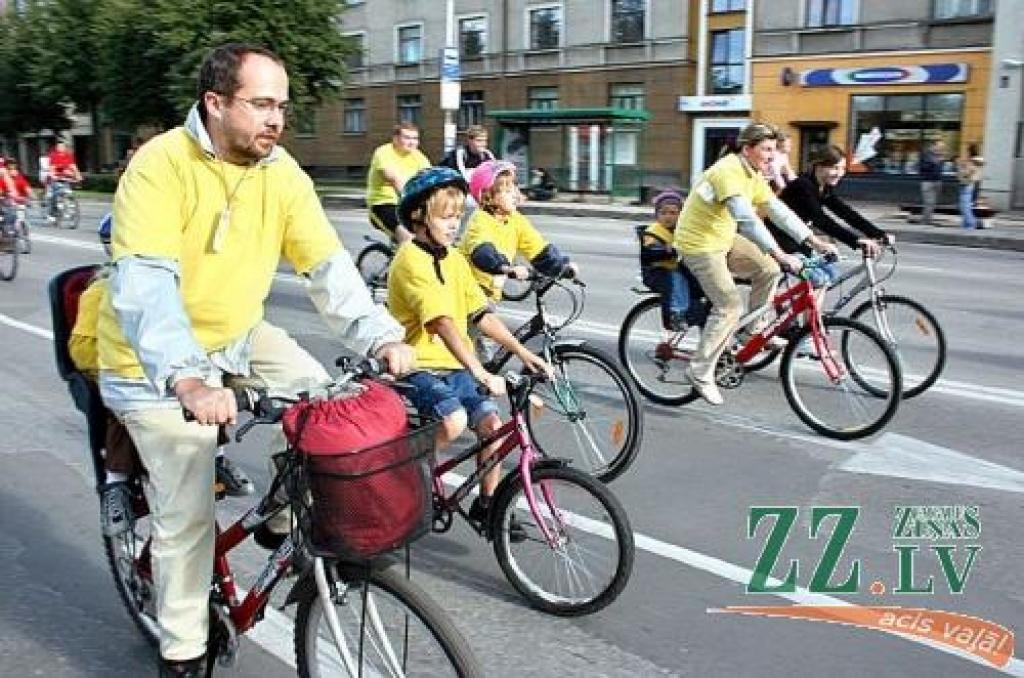 Dalībnieku komandas un ģimenes gars velobraucienā tiek apliecināts ar vienādiem sporta krekliem.
Autors: Agris Samcovs.