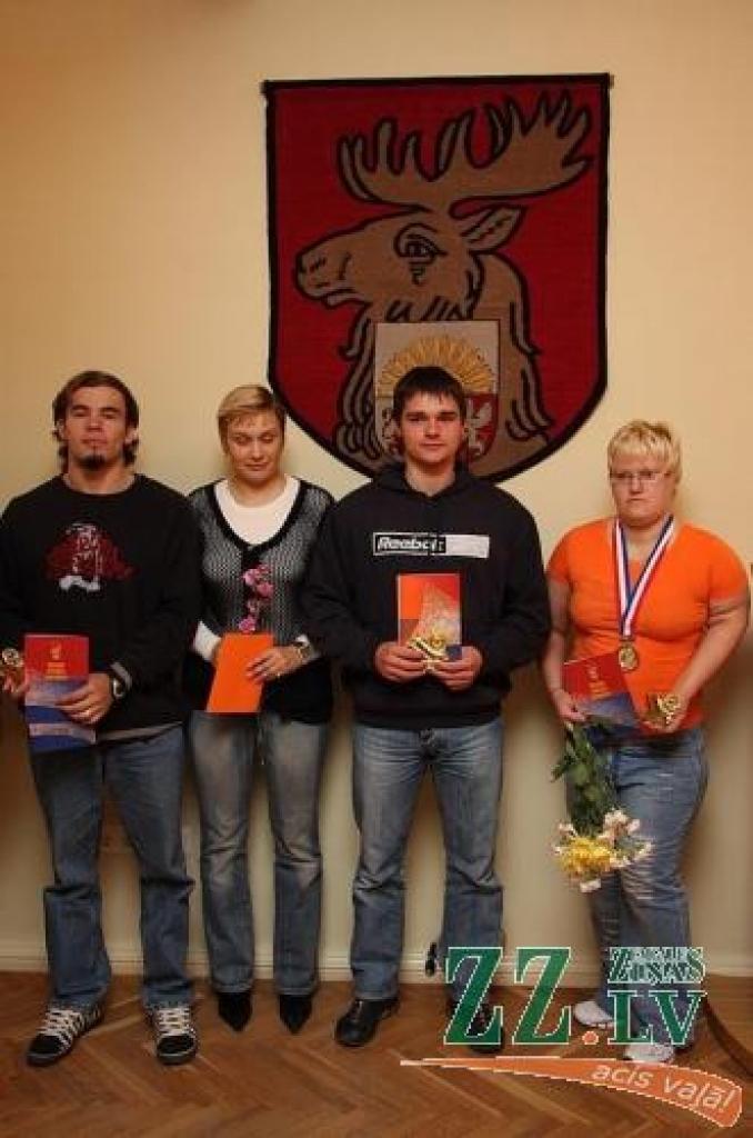 (No kreisās): kanoists Gatis Pranks, trenere Lelde Laure, viņas audzēknis, Jelgavas 4.vidusskolas 12.klases audzēknis Sergejs Švāģers un «Cerības» vieglatlēte Ivita Strode. No laureātiem klāt nav Andreja Šudeiķa.
Autors: Krišjānis Grantiņš.