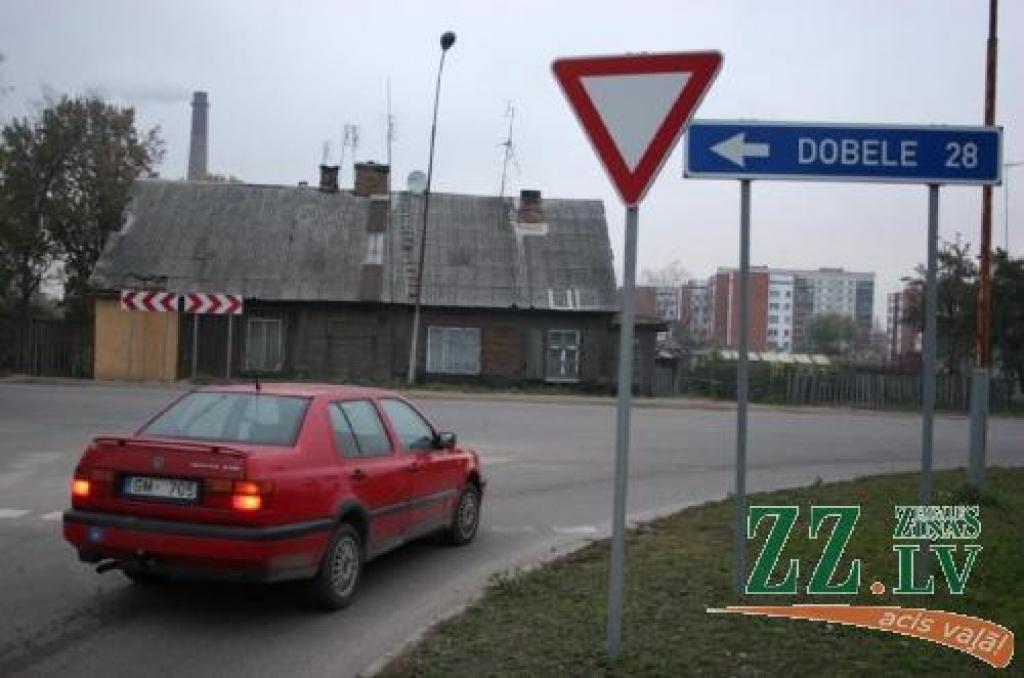 Izbūvējot jauno ielu, vajadzētu nojaukt arī ēku Dobeles šosejā 44, kurā nesen iebrauca kravas automašīna.
Autors: Agris Samcovs.