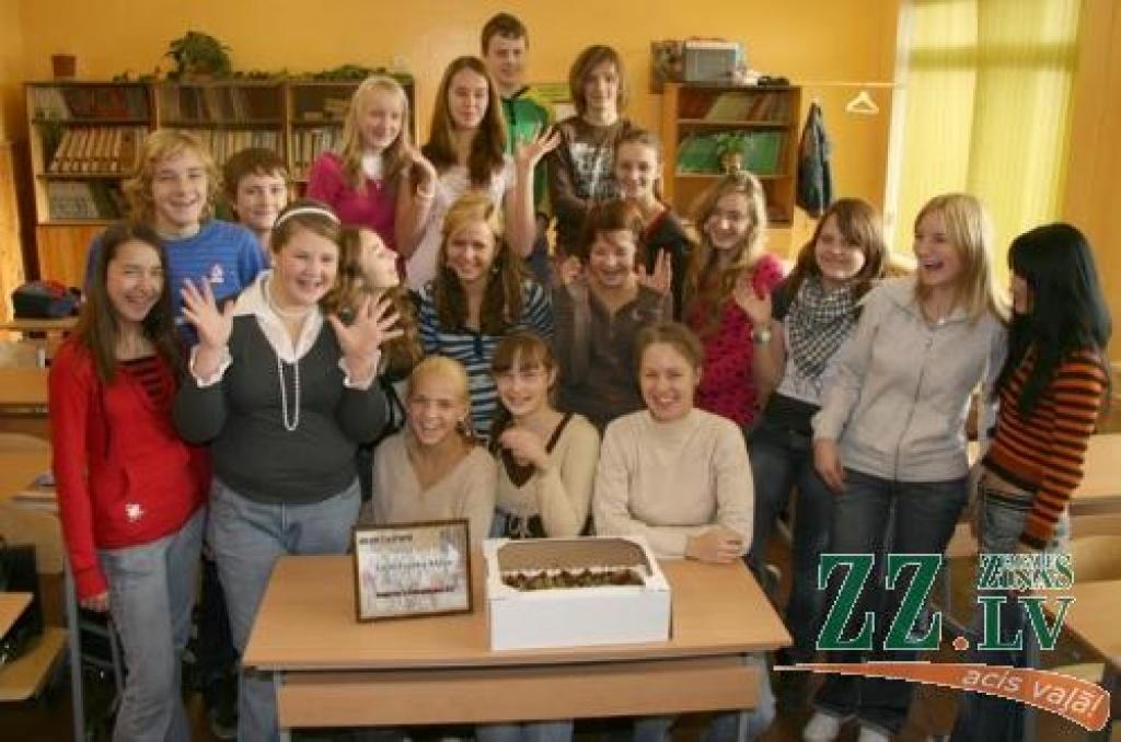 Superīgākā klase - Jelgavas 4.vidusskolas 8.b kopā ar audzinātāju Daci Gulbi.
Autors: Inga Karlinska.