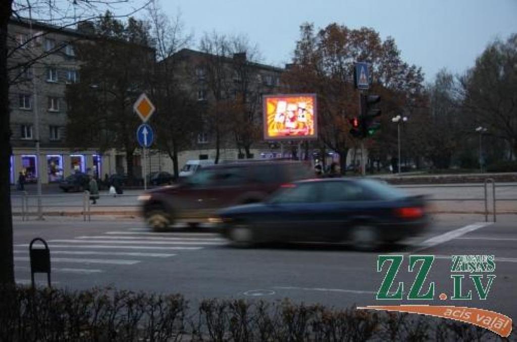 Video ekrāna izvietotāja firma SIA «Street Media» informē - pagaidām no jelgavniekiem nav saņemtas sūdzības, ka spilgtās reklāmas traucētu koncentrēties vadīt automašīnas. Šādi viedokļi parasti esot tikai neilgu laiku, līdz šoferi pie jaunuma pierod.
Autors: Krišjānis Grantiņš.