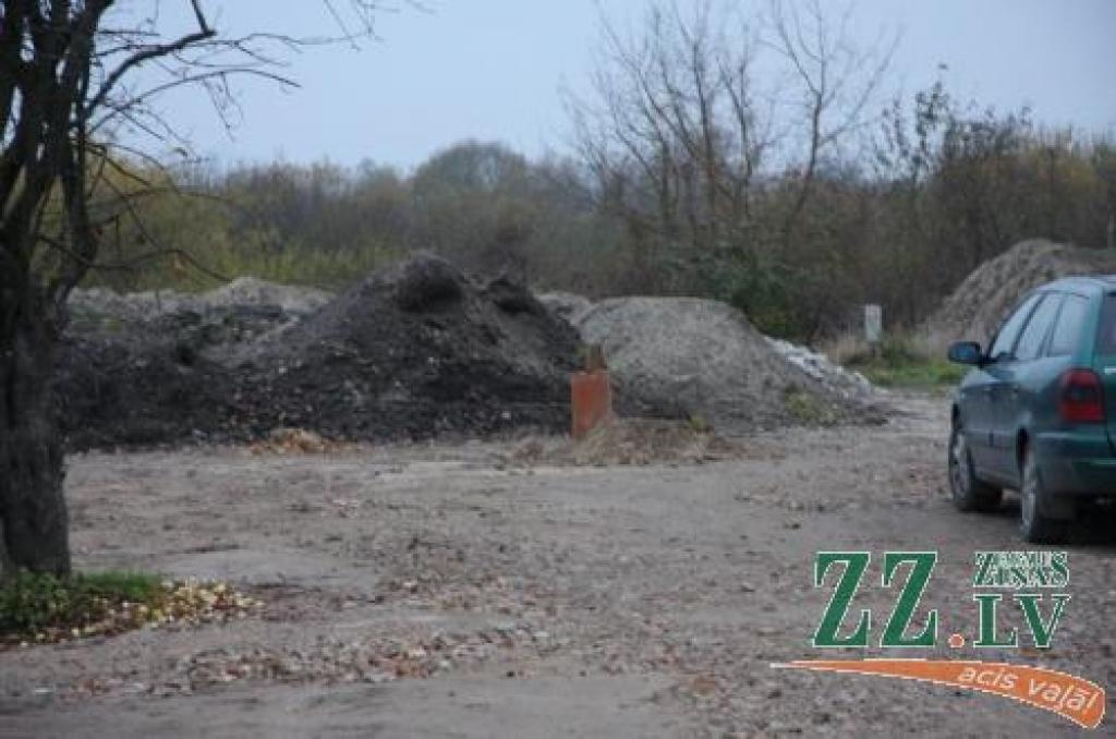 Šķembojot ceļu, saliekti daži ūdensvada aizbīdņu kātu pagarinātāji, arī ceļu klājums nav atbilstošs, tādēļ Lielupes un Robežu ielas nevar saņemt ūdeni no pilsētas centralizētās sistēmas. Sākotnēji tika solīts, ka vides prasībām atbilstošu ūdeni piegādās jau jūlija vidū, taču darbi ieilguši līdz pat novembra sākumam. SIA «Kulk» līdzenu šķembu klājumu un taisnas grāvmalas sola līdz 10. novembrim.
Autors: Krišjānis Grantiņš.