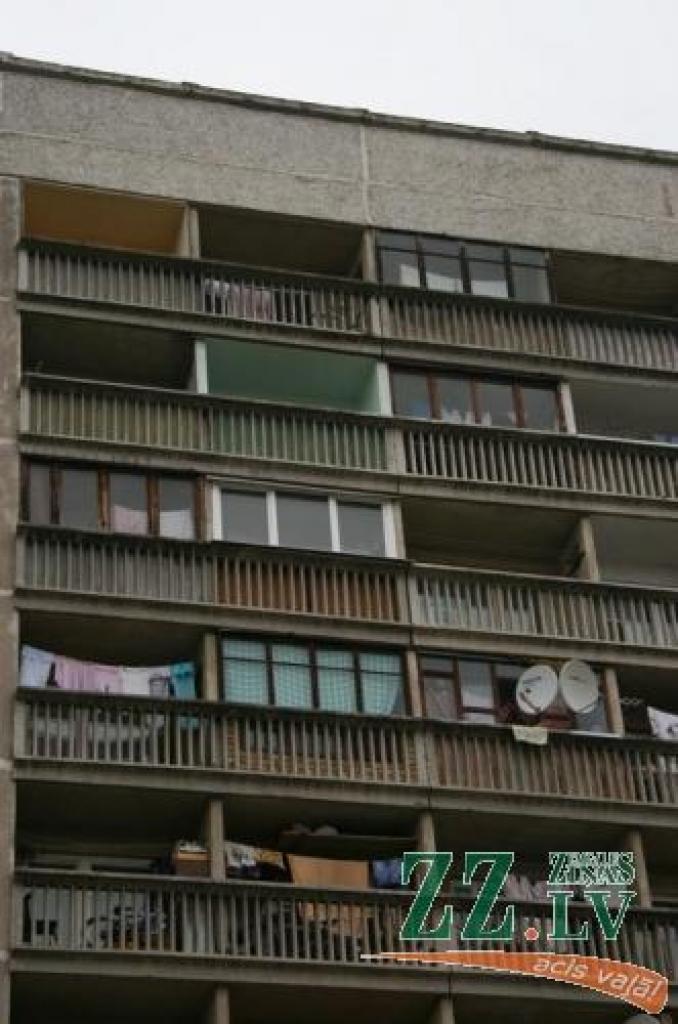 Kā neglītākās fasādes būvinspektori min daudzdzīvokļu mājas Satiksmes ielā – tur atšķiras gan logu rāmējums, gan lodžiju aizstiklošanas veids, kā arī lodžiju sienu krāsojums.
Autors: Inga Karlinska.