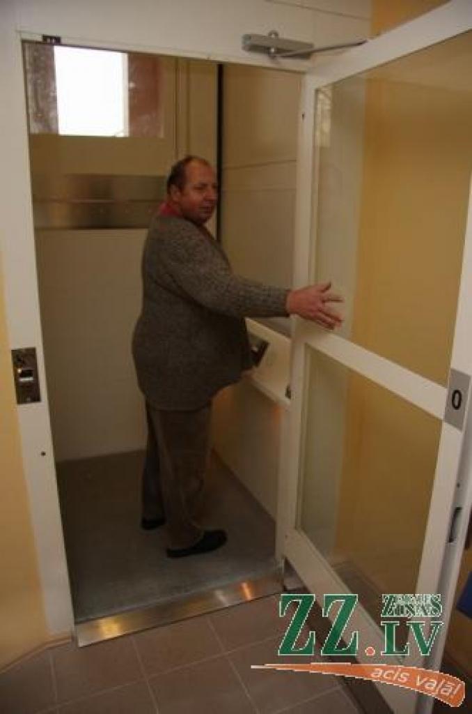 Laimons Dzērvans demonstrē speciālo liftu cilvēkiem ratiņkrēslos.
Autors: Krišjānis Grantiņš.