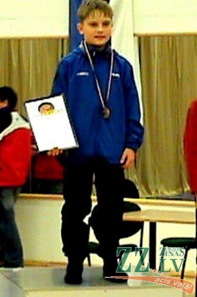 Uz P.Budovska turnīra goda pjedestāla augstākā pakāpiena - Juris Egle.
Autors: No kluba «Milons» arhīva.