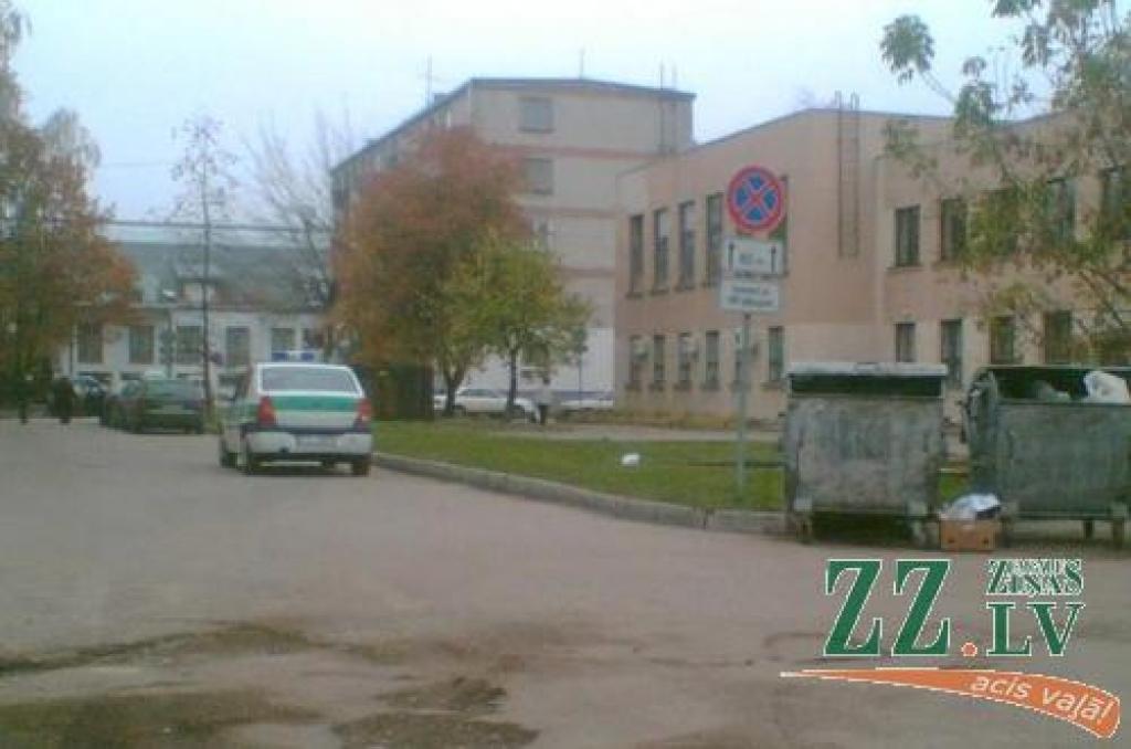 Vai šim dienesta auto būtu attiecīgā atļauja?
Autors: No lasītāja arhīva.