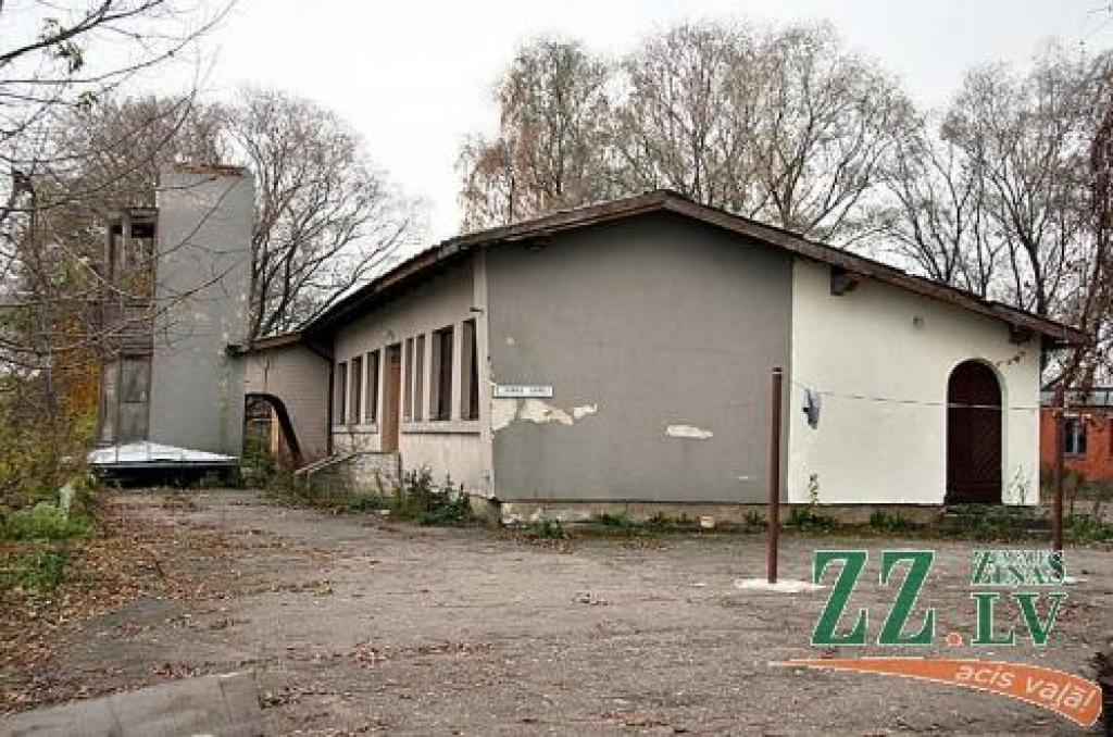 Nopircis no pašvaldības zemi Pasta salā «par pankūku», Juris Zahārovs tagad meklē tai jaunu īpašnieku. Pats gan viņš teicās neko nezinām par šo darījumu, lai gan īpašums reģistrēts uz zemnieku saimniecības «Upeslīči atpūtai» vārda, savukārt tās vienīgais īpašnieks ir... J.Zahārovs.
Autors: Inga Karlinska.