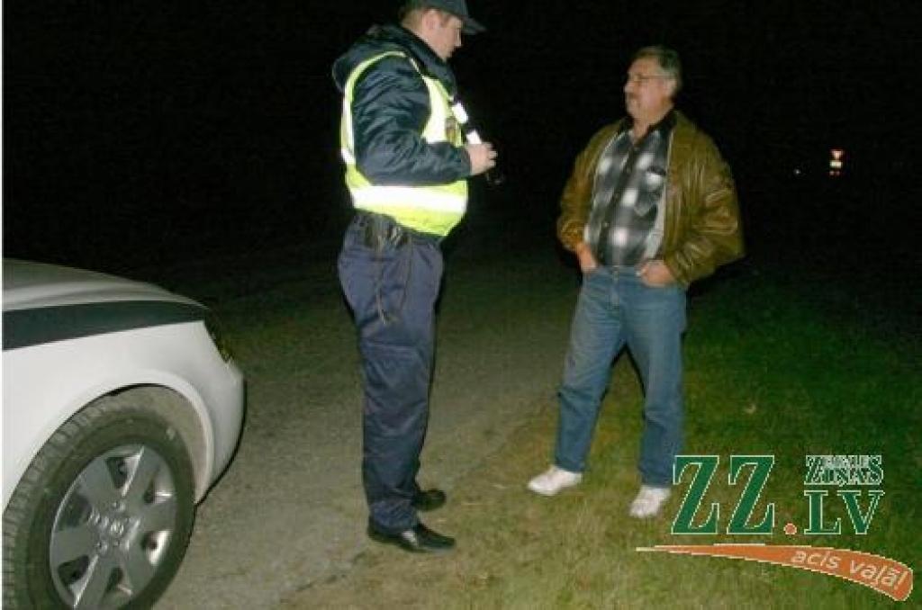 Gunārs cer, ka viņu pamanīs, jo kājās uzvilktas baltas kurpes, taču realitāte ir atšķirīga – tumsā viņš nav saskatāms. Tādēļ policisti sastāda administratīvā pārkāpuma protokolu un izsaka brīdinājumu.
Autors: Inga Karlinska.