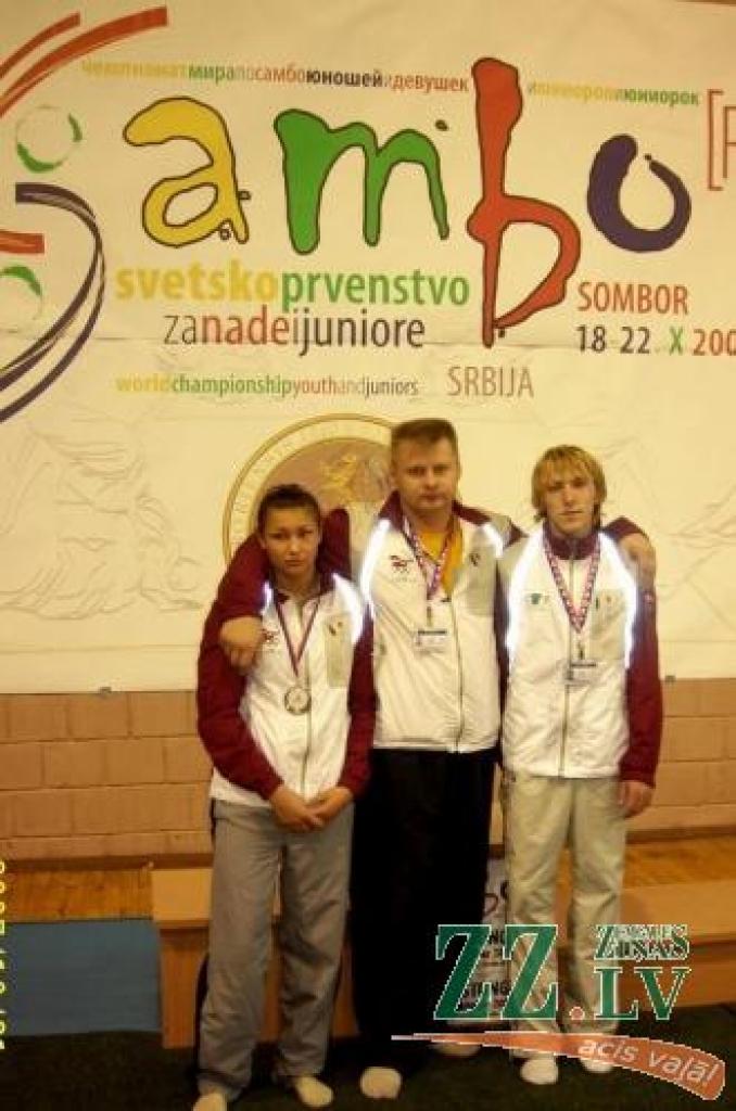 Sombora Serbijā. Pasaules sambo čempionāta sudraba medaļniece Marina Mazure un astotās vietas ieguvējs Vladimirs Abramovs (no labās) kopā ar treneri Sergeju Vasjkovu.
Autors: No BJSS arhīva.