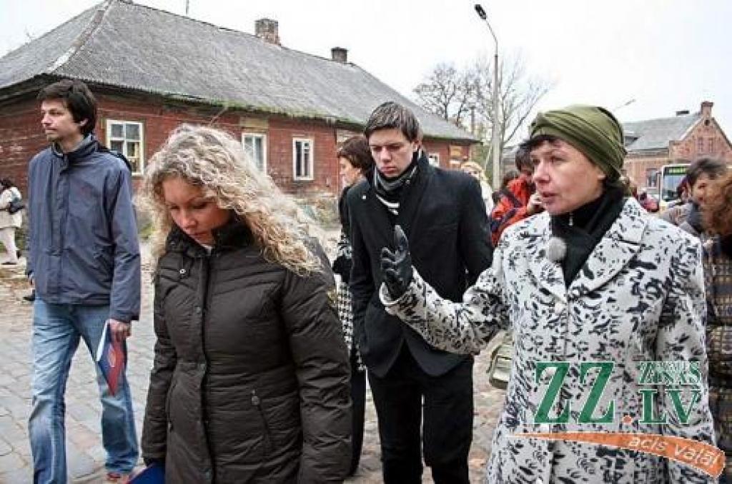 Ekskursiju pa vecpilsētu vada Ģ.Eliasa vēstures un mākslas muzeja vēsturniece Inese Stikute.
Autors: Agris Samcovs.