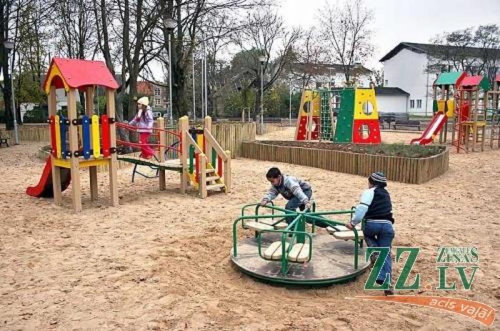 Karuseļus, šūpoles un citas atrakcijas Ozolskvērā var iemēģināt kaut tūlīt.
Autors: Agris Samcovs.