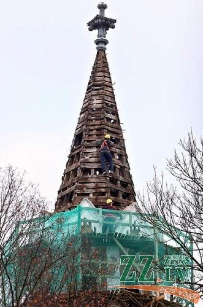 Jau tuvākajā laikā tiks nozāģēta torņa smaile ar visu krustu, ko ar autoceltni nocels zemē, lai atjaunotu un pēc tam atliktu atpakaļ. Iecerēts, ka līdz gada beigām zvanu torņa remontu izdosies pabeigt līdz gada beigām.
Autors: Agris Samcovs.