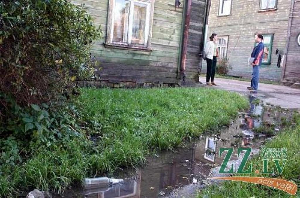 Kādreizējā taciņa, kas šķērso Rožu ielas 1/3 pagalmu, vairākos mēnešos pārvērtusies par pamatīgu «strautu». Māja atrodas pazeminātā vietā, līdz ar to no ceļa izplūstošais ūdens «mērcē» tās sienas. Problēmas jau parādījušās arī istabās.
Autors: Agris Samcovs.