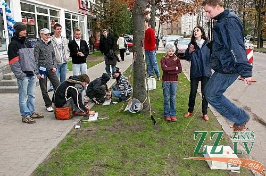 Viena no atraktīvākajām izklaidēm - lēkāšana pa sistēmas bloku ar improvizētu lecamauklu.
Autors: Agris Samcovs.