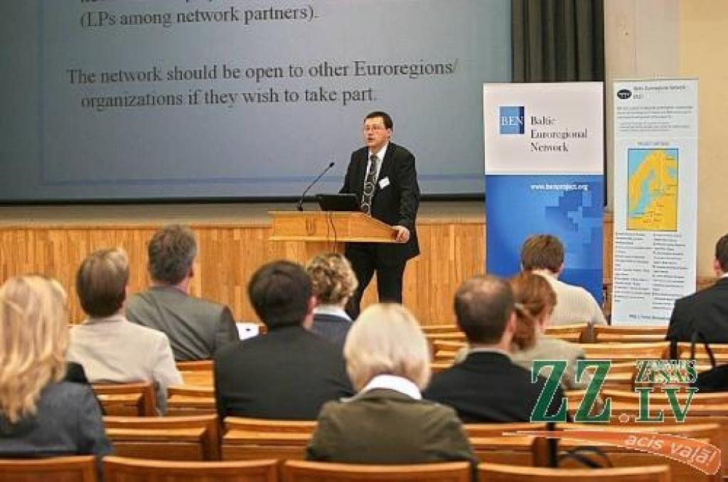 Konferences dalībniekus uzrunā Lietuvas pārstāvis Šarūns Radvilavičs.
Autors: Agris Samcovs.