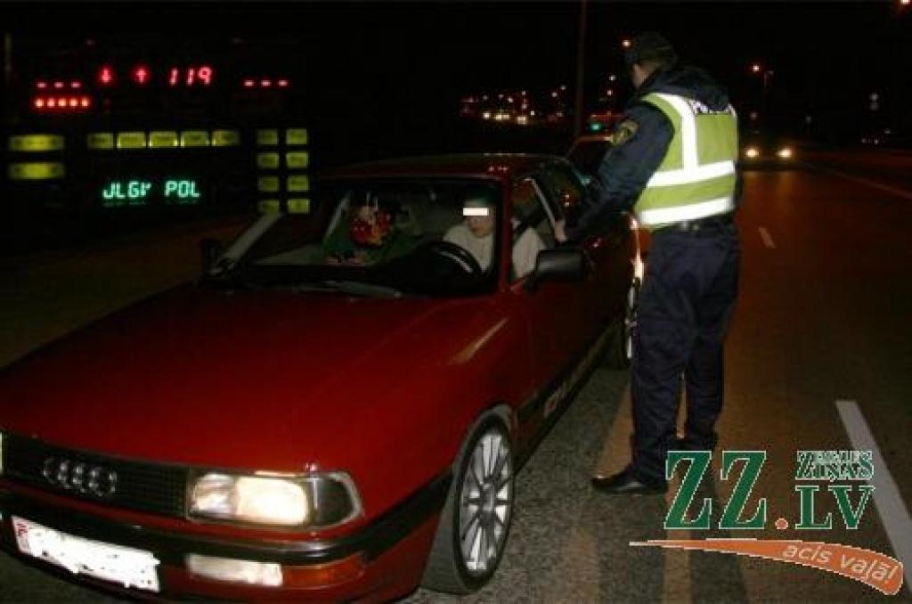Īsi pirms pulksten 21.30 Rīgas ielā pie krustojuma ar Brīvības bulvāri ar ievērojamu «lidojumu» - 119 kilometri stundā – ekipāžas uzmanību piesaistīja sarkans «Audi». 25 gadus vecajam autovadītājam, kuram iepriekš bijuši trīs pārkāpumi un «iekrājušies» tikpat soda punkti, draud 250 līdz 400 latu naudassods un 3 – 6 mēnešu ilga palikšana kājniekos. Ieraudzījis fotokameru, ātrais braucējs gan nekavējas painteresēties, kur varēs «saņemt bildes».
Autors: Inga Karlinska.